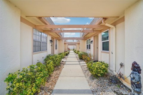 Condo in Port Richey, Florida, 2 bedrooms № 2141951 - photo 2