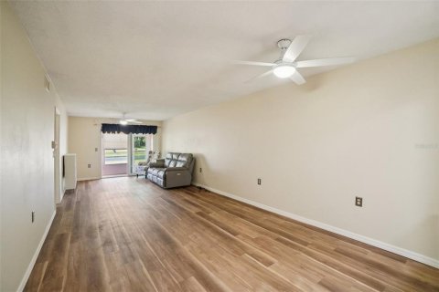 Condo in Port Richey, Florida, 2 bedrooms № 2141951 - photo 15