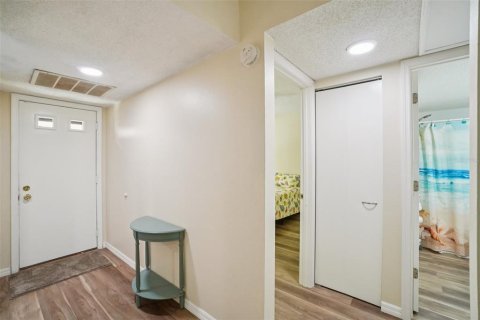 Condo in Port Richey, Florida, 2 bedrooms  № 2141951 - photo 4
