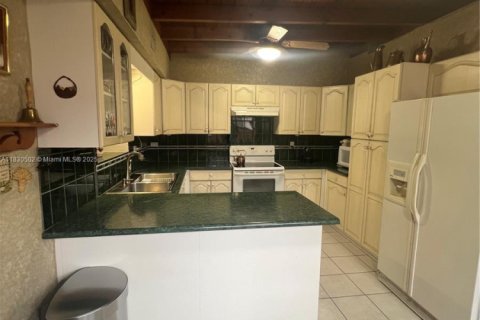 Commercial property in Miami, Florida 231.51 sq.m. № 1811824 - photo 12
