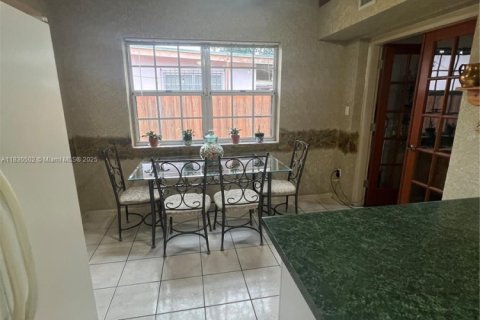 Commercial property in Miami, Florida 231.51 sq.m. № 1811824 - photo 13