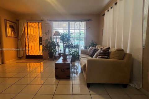 Commercial property in Miami, Florida 231.51 sq.m. № 1811824 - photo 6