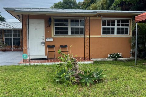 Commercial property in Miami, Florida 231.51 sq.m. № 1811824 - photo 1