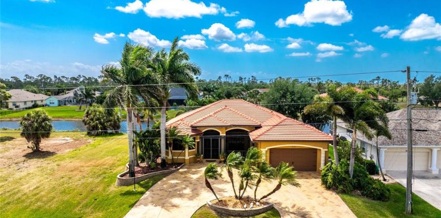 House in Rotonda, Florida 3 bedrooms, 233.56 sq.m. № 2141486
