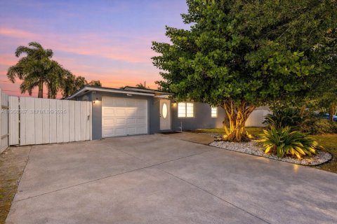 House in Lake Worth, Florida 3 bedrooms № 2031789