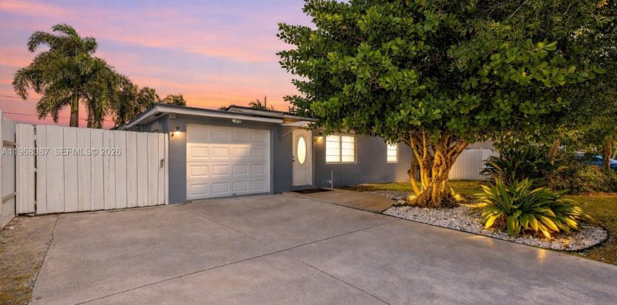 House in Lake Worth, Florida 3 bedrooms № 2031789