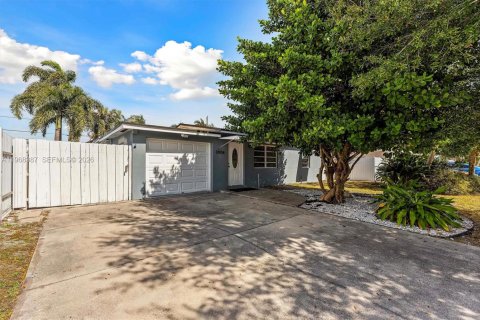 House in Lake Worth, Florida 3 bedrooms № 2031789 - photo 2