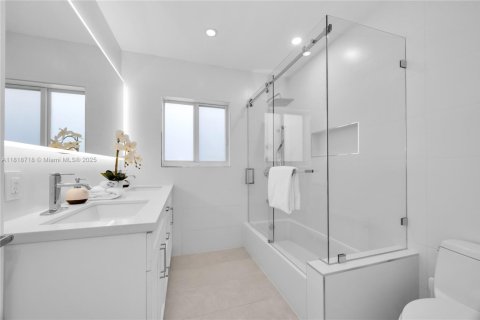 House in Coral Gables, Florida 3 bedrooms, 127.37 sq.m. № 1776145 - photo 18