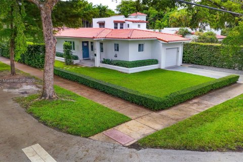 House in Coral Gables, Florida 3 bedrooms, 127.37 sq.m. № 1776145 - photo 28