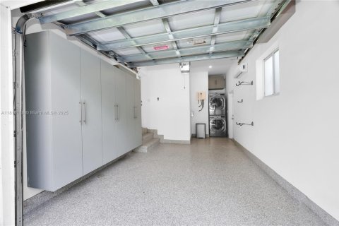 House in Coral Gables, Florida 3 bedrooms, 127.37 sq.m. № 1776145 - photo 22