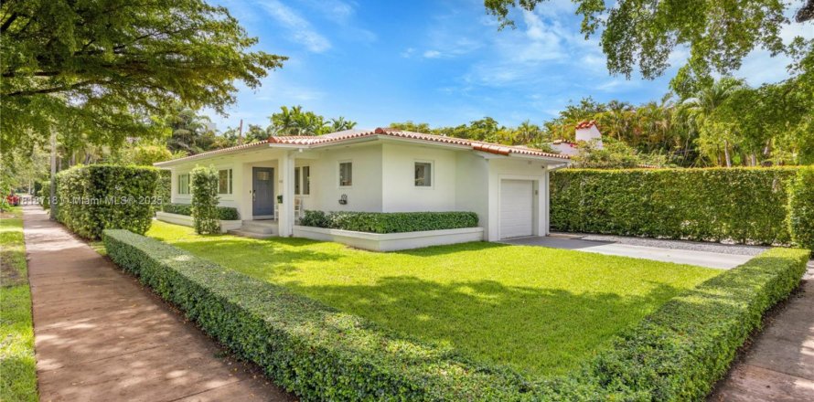 House in Coral Gables, Florida 3 bedrooms, 127.37 sq.m. № 1776145