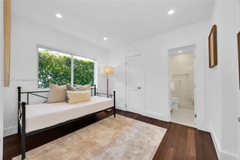 House in Coral Gables, Florida 3 bedrooms, 127.37 sq.m. № 1776145 - photo 21