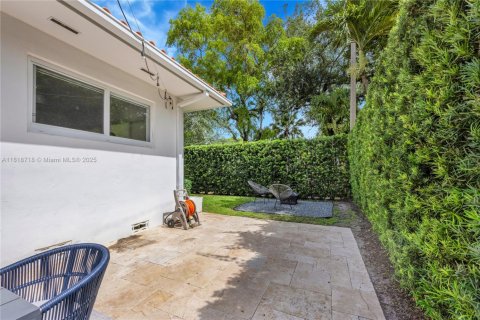 House in Coral Gables, Florida 3 bedrooms, 127.37 sq.m. № 1776145 - photo 27