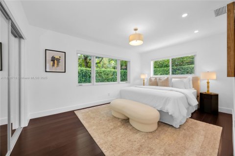 House in Coral Gables, Florida 3 bedrooms, 127.37 sq.m. № 1776145 - photo 16