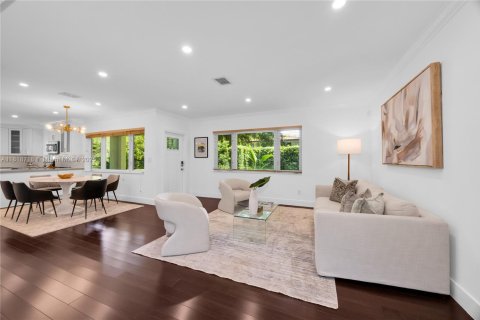 House in Coral Gables, Florida 3 bedrooms, 127.37 sq.m. № 1776145 - photo 6