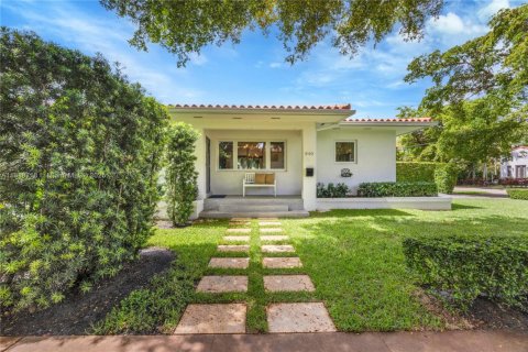 House in Coral Gables, Florida 3 bedrooms, 127.37 sq.m. № 1776145 - photo 2