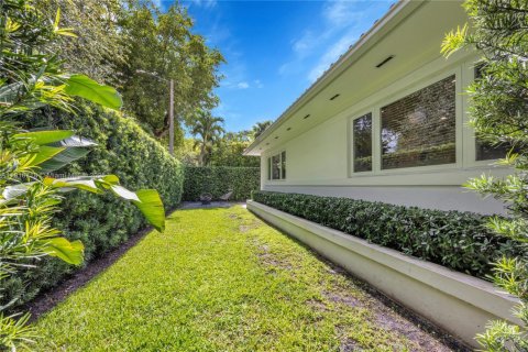House in Coral Gables, Florida 3 bedrooms, 127.37 sq.m. № 1776145 - photo 25