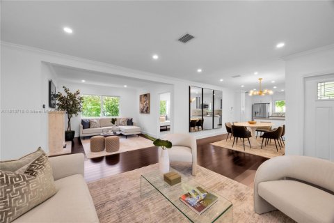 House in Coral Gables, Florida 3 bedrooms, 127.37 sq.m. № 1776145 - photo 5