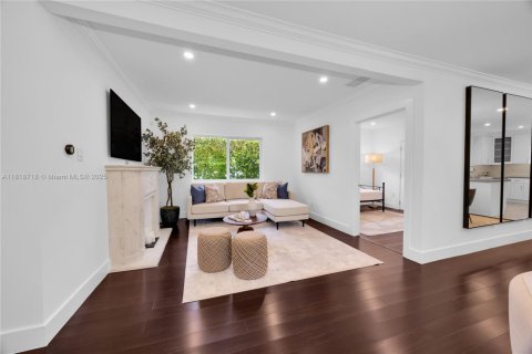 House in Coral Gables, Florida 3 bedrooms, 127.37 sq.m. № 1776145 - photo 9