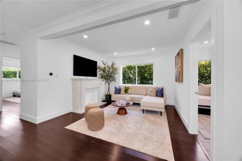 House in Coral Gables, Florida 3 bedrooms, 127.37 sq.m. № 1776145 - photo 8
