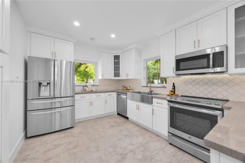House in Coral Gables, Florida 3 bedrooms, 127.37 sq.m. № 1776145 - photo 14