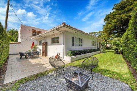 House in Coral Gables, Florida 3 bedrooms, 127.37 sq.m. № 1776145 - photo 23