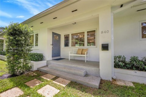 House in Coral Gables, Florida 3 bedrooms, 127.37 sq.m. № 1776145 - photo 3