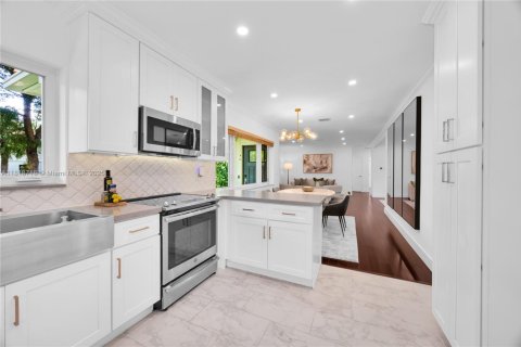 House in Coral Gables, Florida 3 bedrooms, 127.37 sq.m. № 1776145 - photo 15