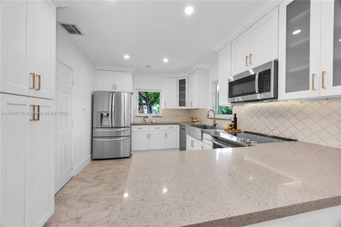 House in Coral Gables, Florida 3 bedrooms, 127.37 sq.m. № 1776145 - photo 13