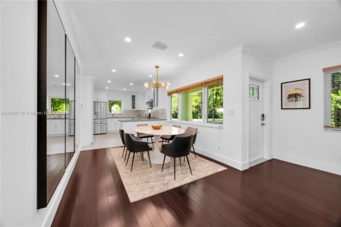House in Coral Gables, Florida 3 bedrooms, 127.37 sq.m. № 1776145 - photo 10