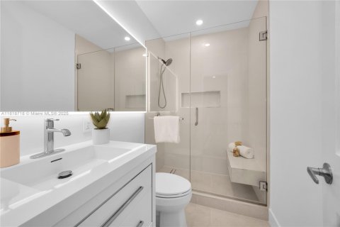House in Coral Gables, Florida 3 bedrooms, 127.37 sq.m. № 1776145 - photo 20