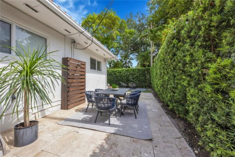 House in Coral Gables, Florida 3 bedrooms, 127.37 sq.m. № 1776145 - photo 26