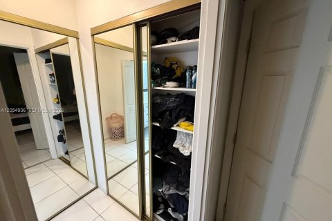 Condo in Hallandale Beach, Florida, 2 bedrooms  № 2152430 - photo 13