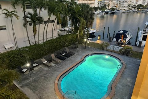 Condo in Hallandale Beach, Florida, 2 bedrooms  № 2152430 - photo 21