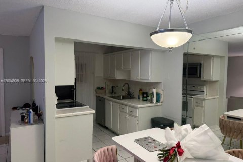 Condo in Hallandale Beach, Florida, 2 bedrooms  № 2152430 - photo 3