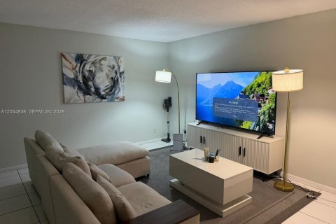 Condo in Hallandale Beach, Florida, 2 bedrooms  № 2152430 - photo 2
