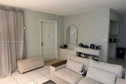 Condo in Hallandale Beach, Florida, 2 bedrooms  № 2152430 - photo 10