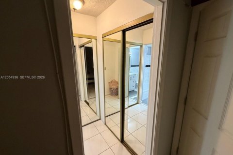 Condo in Hallandale Beach, Florida, 2 bedrooms  № 2152430 - photo 23