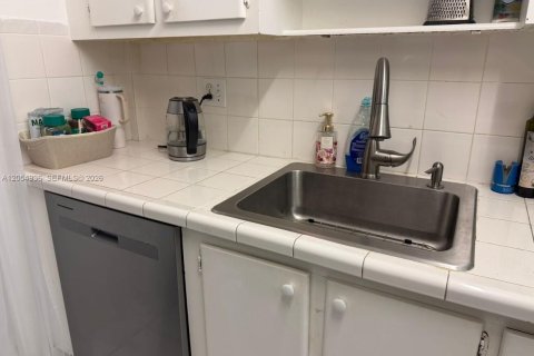 Condo in Hallandale Beach, Florida, 2 bedrooms  № 2152430 - photo 18
