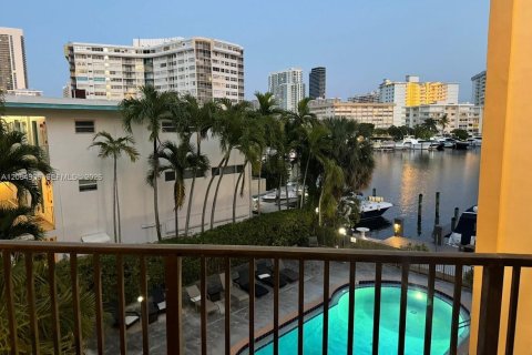 Condo in Hallandale Beach, Florida, 2 bedrooms  № 2152430 - photo 20