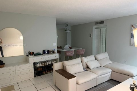 Condo in Hallandale Beach, Florida, 2 bedrooms  № 2152430 - photo 7