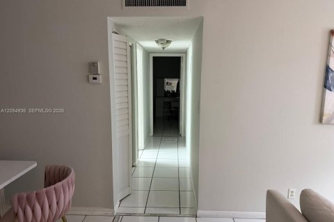 Condo in Hallandale Beach, Florida, 2 bedrooms  № 2152430 - photo 14