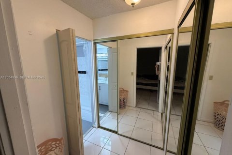 Condo in Hallandale Beach, Florida, 2 bedrooms  № 2152430 - photo 24
