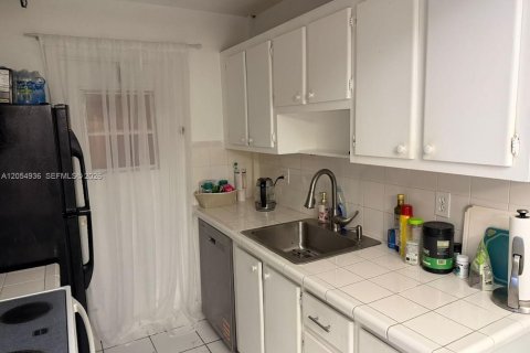Condo in Hallandale Beach, Florida, 2 bedrooms  № 2152430 - photo 11