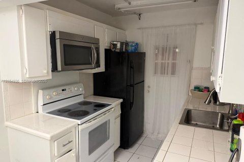 Condo in Hallandale Beach, Florida, 2 bedrooms  № 2152430 - photo 12