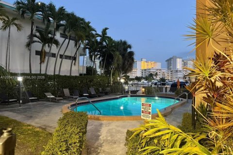 Condo in Hallandale Beach, Florida, 2 bedrooms  № 2152430