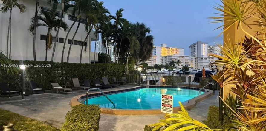 Condo in Hallandale Beach, Florida, 2 bedrooms  № 2152430