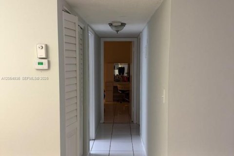 Condo in Hallandale Beach, Florida, 2 bedrooms  № 2152430 - photo 17