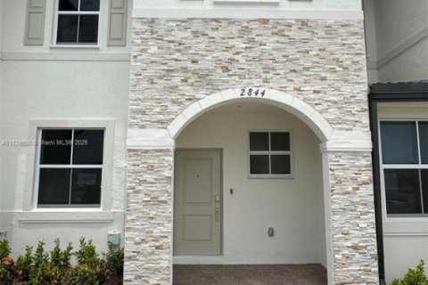 Townhouse in Homestead, Florida 3 bedrooms № 1834045 - photo 1