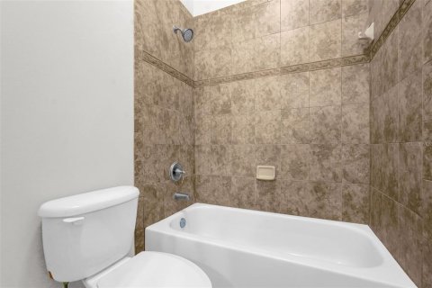 House in Orlando, Florida 4 bedrooms, 234.39 sq.m. № 2110948 - photo 17